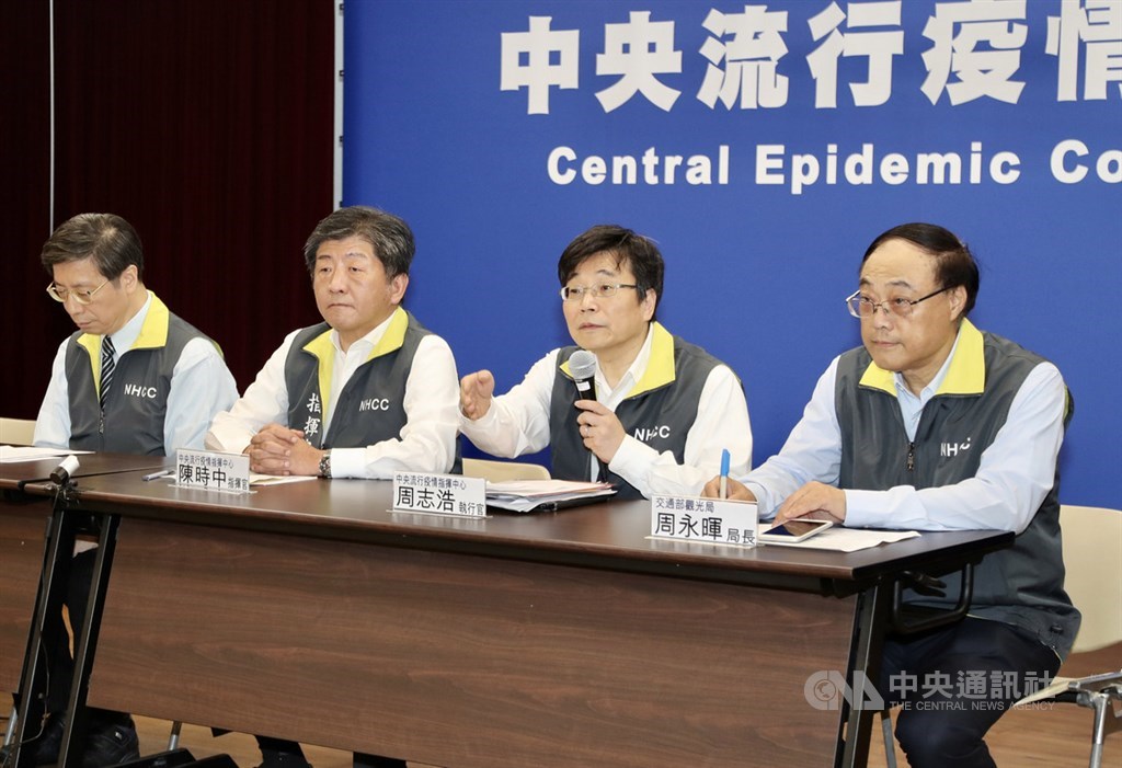 中央流行疫情中心24日除夕夜晚間緊急加開記者會,指揮官、衛福部長陳時中(左2)宣布台灣再增2例武漢肺炎確診病例,其中一人為台灣人,另一人為陸客,皆為境外移入;目前台灣累計確診個案達3例。中央社記者張皓安攝 109年1月24日