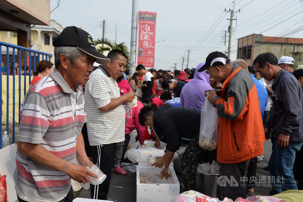 雲林縣馬鳴山鎮安宮五年千歲吃飯擔文化節每年農曆元月15日元宵節登場,輪值村莊準備佳餚招待信眾大快朵頤。(雲林縣政府提供) 中央社記者姜宜菁傳真 109年1月24日