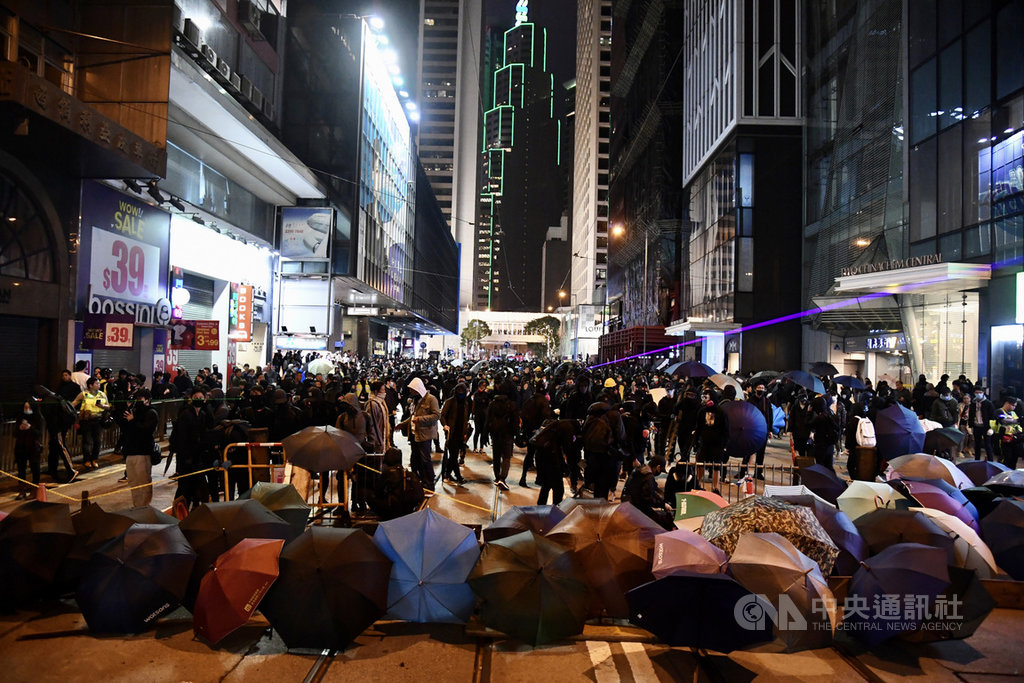 台灣近年成為許多香港人移民的熱門選擇,「反送中」抗爭爆發後尤其如此。圖為2020年1月1日示威者在中環築起路障。(中通社提供)中央社 109年1月24日