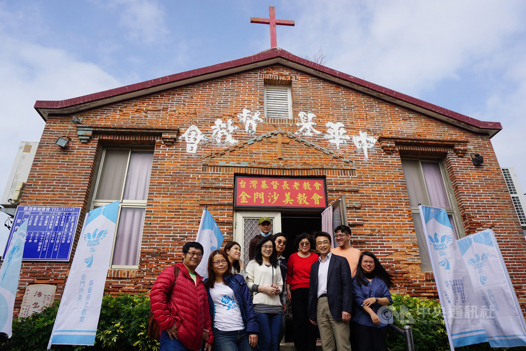 國立金門大學建築系副教授曾逸仁(前右2)5日到台灣基督長老教會金門沙美教會主講「沙美教堂古建築的維護與保存」,與學生及教會會友合影。中央社記者黃慧敏攝 109年1月24日
