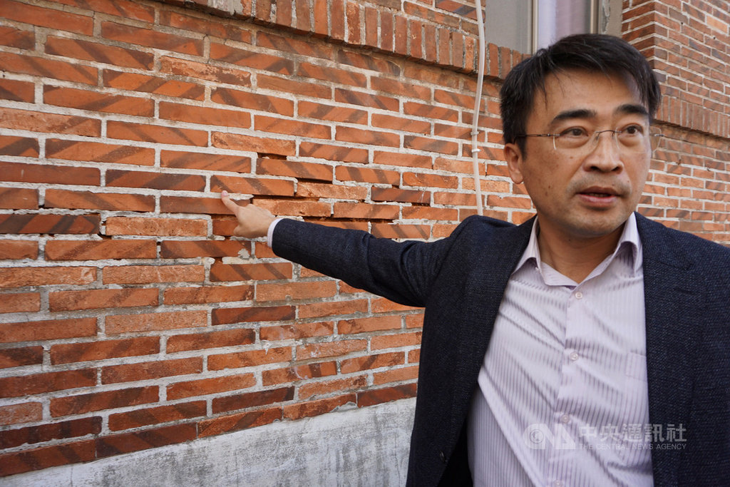 國立金門大學建築系副教授曾逸仁表示,擁有123年歷史的沙美教會外觀仍保有原貌,但紅磚因風化已有破損脫落狀況,建議可向有關單位申請修復抽換。中央社記者黃慧敏攝 109年1月24日