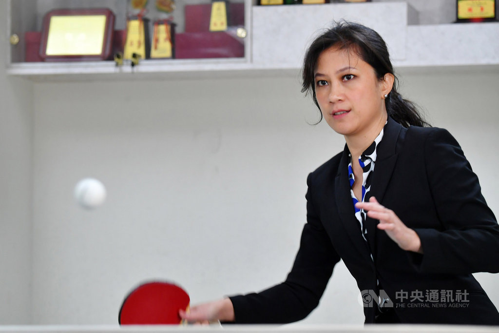 行政院發言人Kolas Yotaka平時酷愛運動,日前主持完行政院院會後記者會,同事盛情邀約她打桌球,由於16年球齡,她即便身穿套裝、高跟鞋也能輕鬆揮拍。(行政院提供)中央社記者郭建伸傳真 109年1月24日