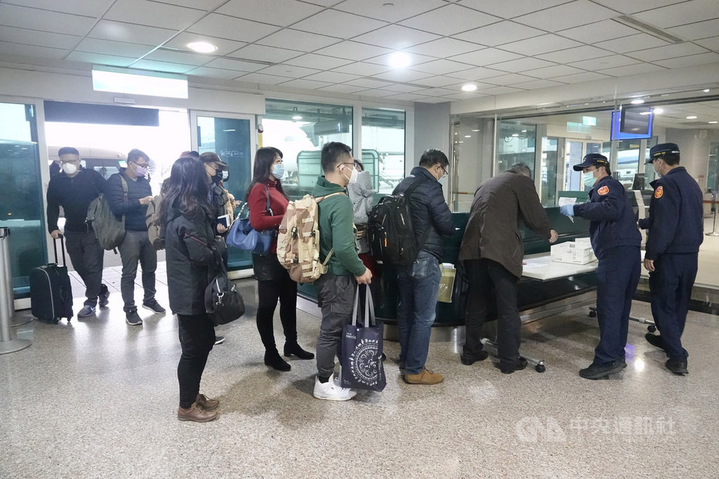 因應武漢肺炎疫情,桃園國際機場疾管單位自24日起,實施從中、港、澳等地抵台旅客,必須填寫「健康聲明書」,警政署保一總隊也調派警力支援機場防疫勤務。中央社記者邱俊欽桃園機場攝 109年1月24日