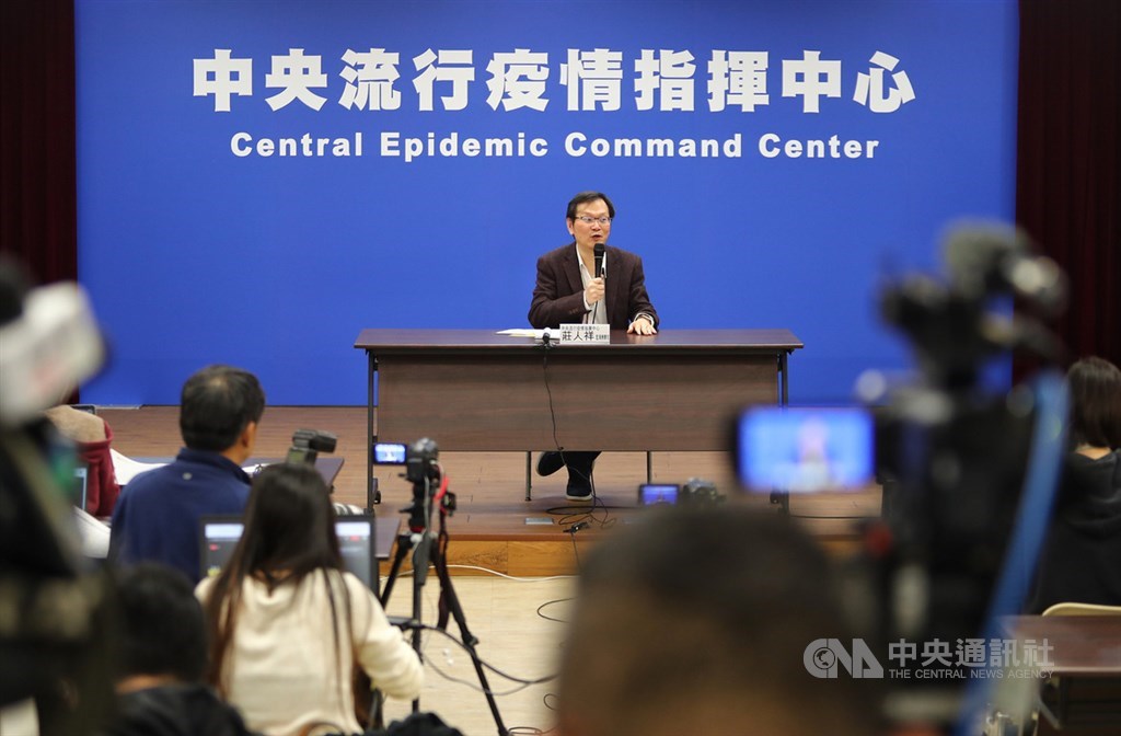 中國武漢肺炎相關疫情仍持續延燒,中央流行疫情指揮中心24日下午舉行記者會,監測應變官莊人祥(中)會中呼籲,從中國返台民眾即便無症狀也建議自主管理,避免到人口密集處、搭乘大眾運輸,外出應戴口罩。中央社記者王騰毅攝 109年1月24日