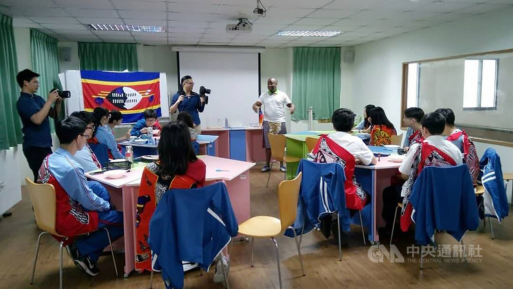 國合會新推出的「阿兜仔老師in教室」節目,其中一集是來自非洲友邦史瓦帝尼的國合會獎學金受獎生到中和高中,向學生介紹他的國家。(國合會提供)中央社記者侯姿瑩傳真 109年1月24日