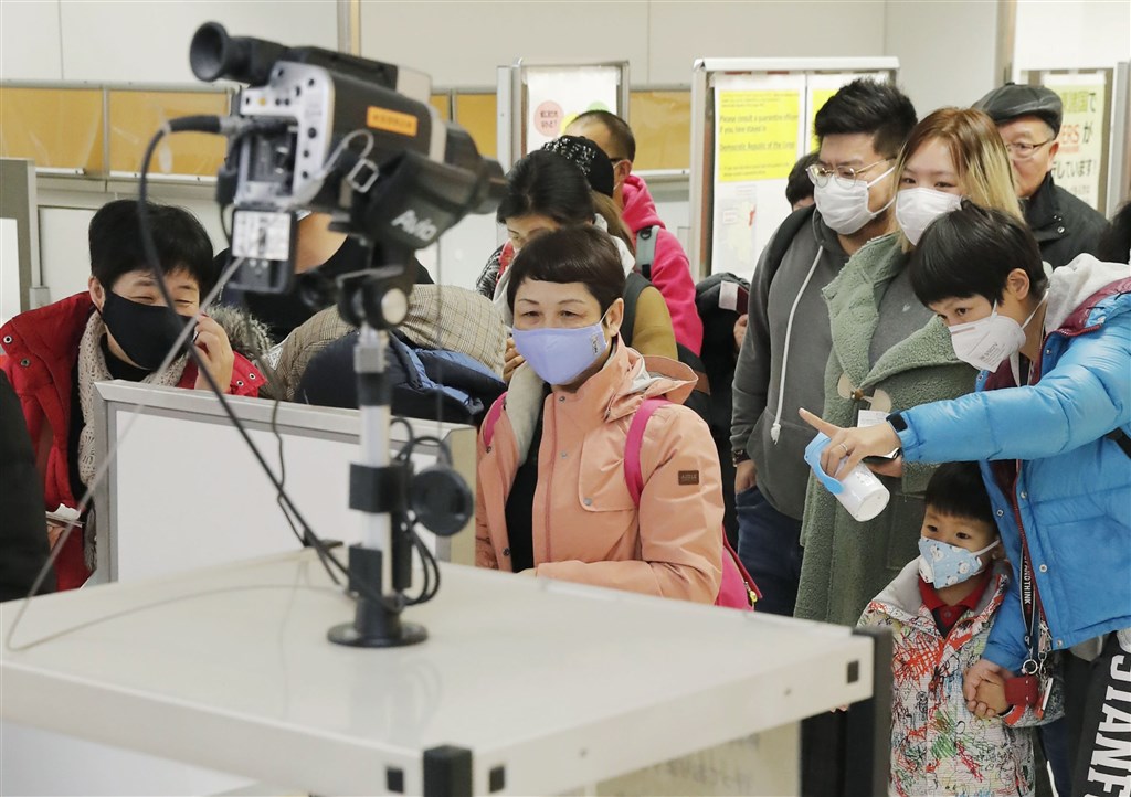 日本24日確認出現第2個確診病例,是一名從武漢到東京旅行的中國籍男子。圖為東京成田機場對來自中國武漢的旅客檢測。(共同社提供)
