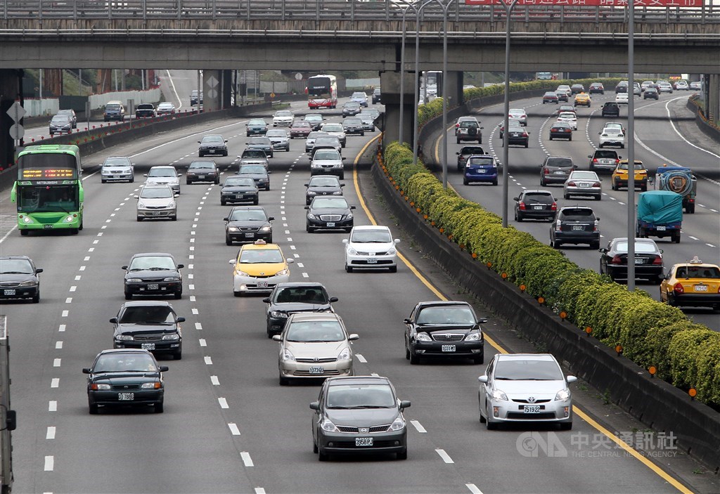 24日是農曆除夕,交通部高速公路局表示,上午國道路網車流大致正常,下午國道5號南向可能車多,建議用路人改走替代道路。(中央社檔案照片)