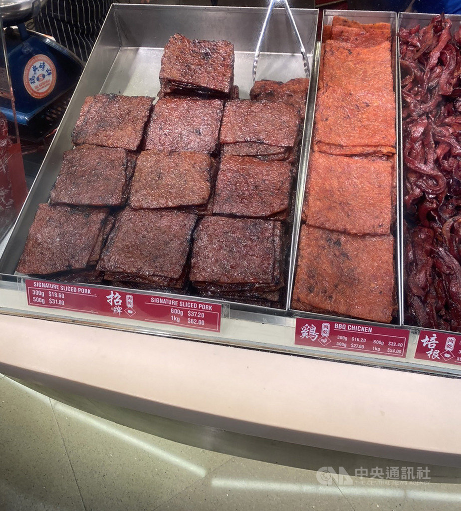 農曆新年迎金鼠,有「肉乾一條街」美稱的新加坡牛車水新橋路,堪稱肉乾業者「一級戰區」,春節期間人潮爆滿,不僅新加坡人排隊搶購,連觀光客也加入戰局。中央社記者黃自強新加坡攝 109年1月24日