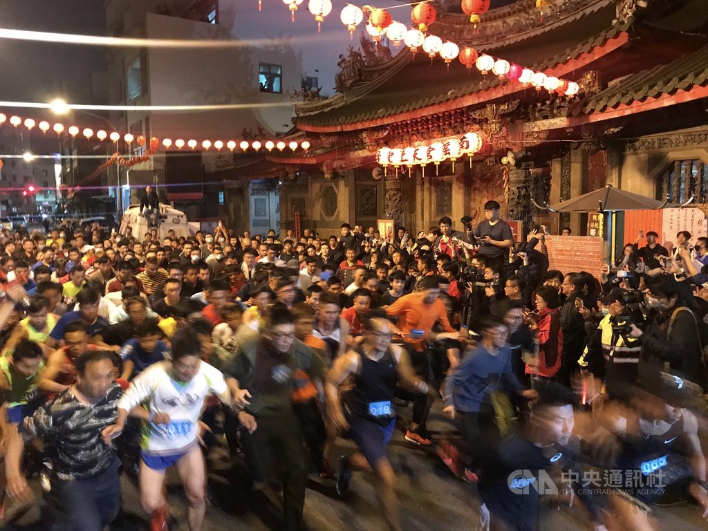 彰化南瑤宮搶頭香活動改成以馬拉松形式舉辦,600多名男子和女子組選手先後從南瑤宮前出發,場面壯觀。中央社記者吳哲豪彰化攝 109年1月25日