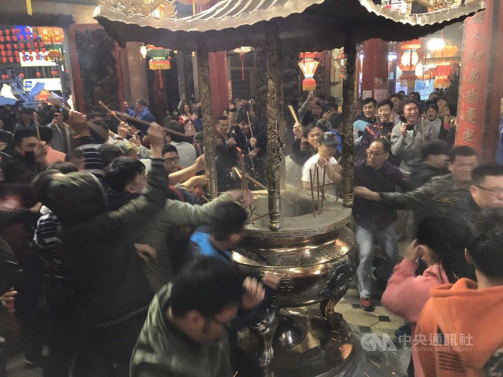 24日是除夕夜,台中市大甲鎮瀾宮於晚上11時開廟門,為了搶頭香,許多人在廟門口一等廟門開,爭先恐後衝向香爐。中央社記者郝雪卿攝 109年1月24日