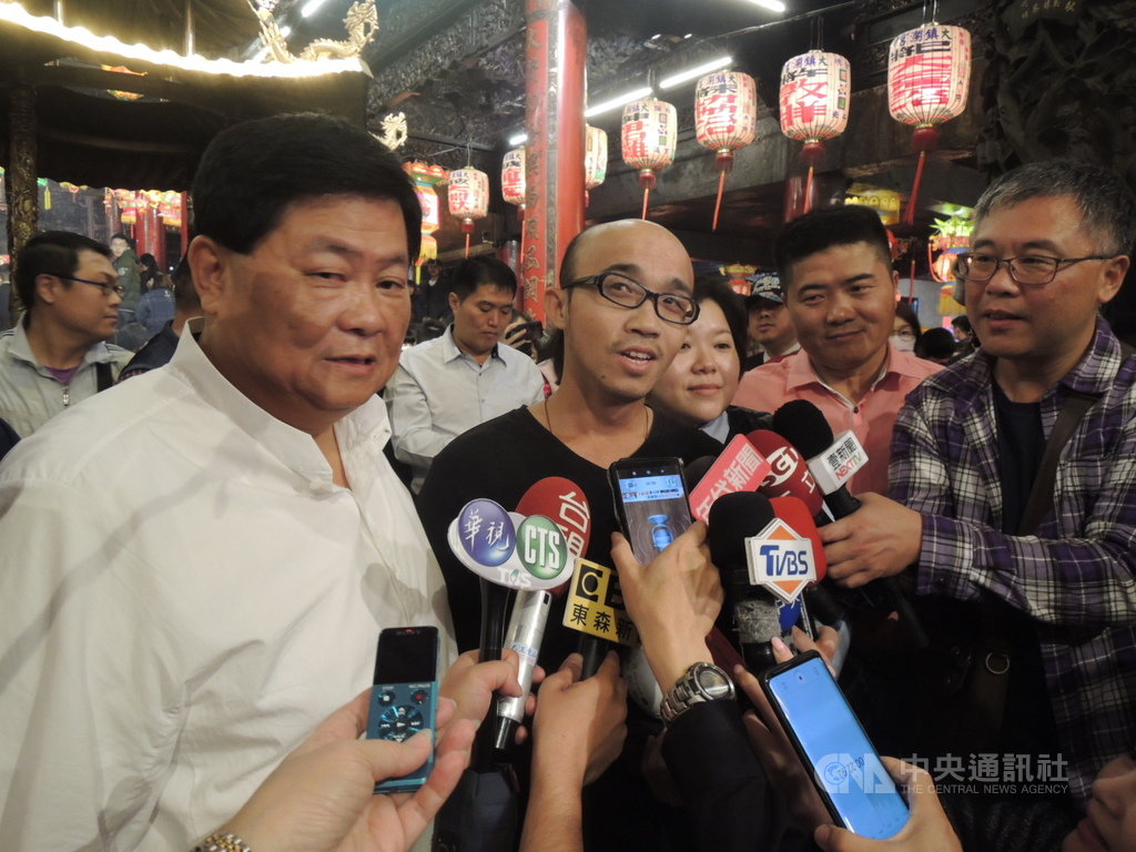 24日是除夕夜,台中市大甲鎮瀾宮於晚上11時開廟門搶頭香,結果由在巨大機械上班的徐昱舜(左2)搶到頭香,獲鎮瀾宮董事長顏清標(左1)頒獎。中央社記者郝雪卿攝 109年1月24日