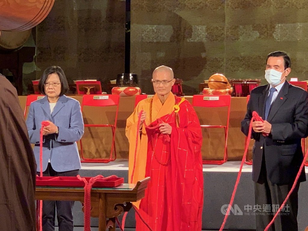 總統蔡英文(左)與前總統馬英九(右),24日參與法鼓山除夕撞鐘活動。中央社記者葉臻攝 109年1月25日