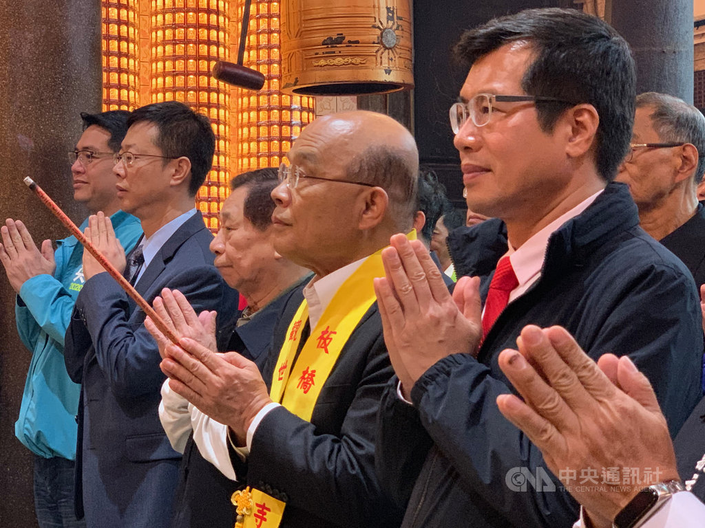 行政院長蘇貞昌(前右2)25日上午至板橋接雲寺參香祈福。中央社記者葉臻攝 109年1月25日
