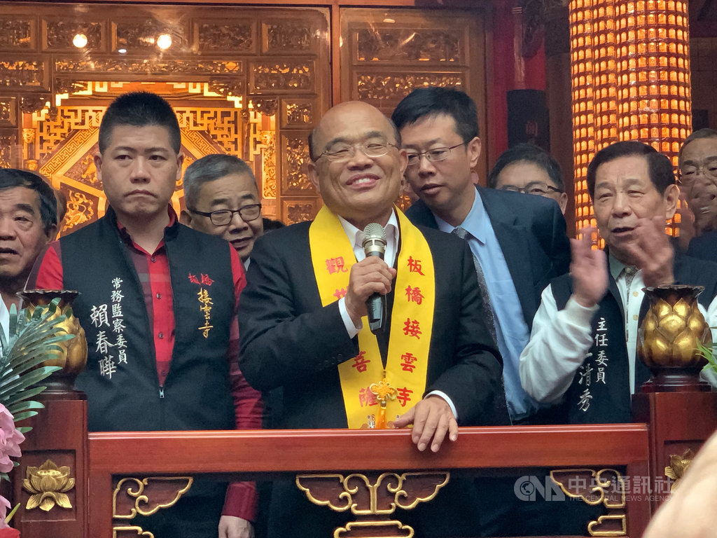 行政院長蘇貞昌(中)25日至板橋接雲寺參香祈福,針對武漢疫情呼籲民眾不必恐慌,大家做好自主衛生管理、生活照常。中央社記者葉臻攝 109年1月25日