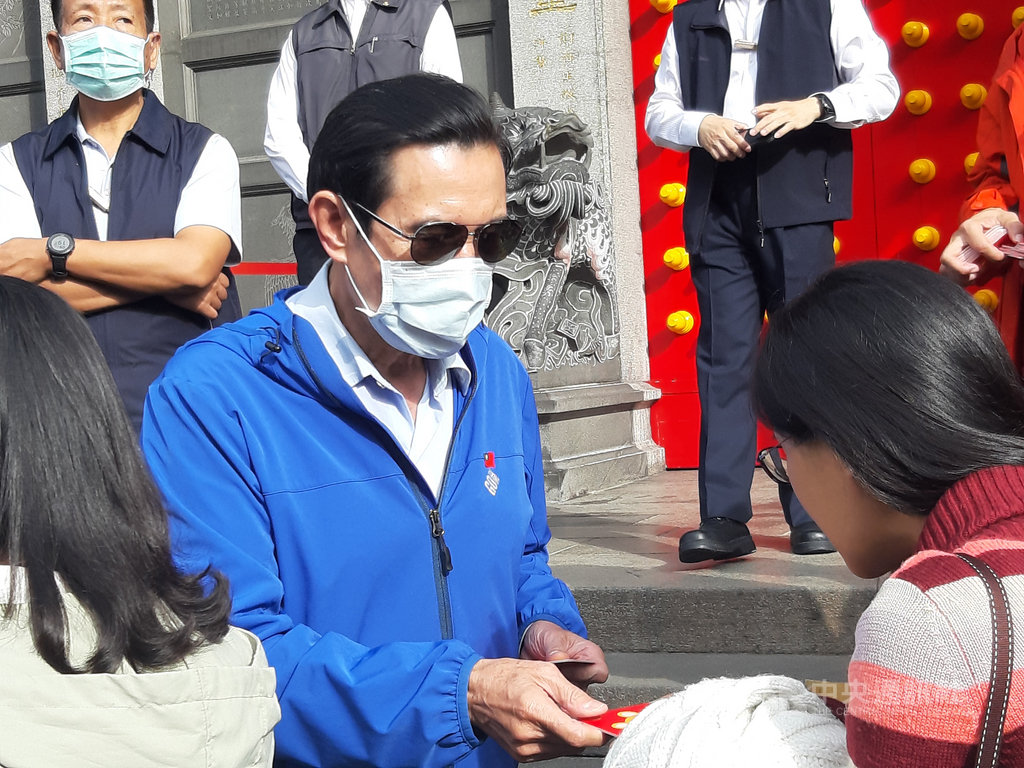 前總統馬英九25日到行天宮祈福,並發福卡給一同祈福的民眾。中央社記者潘智義攝 109年1月25日