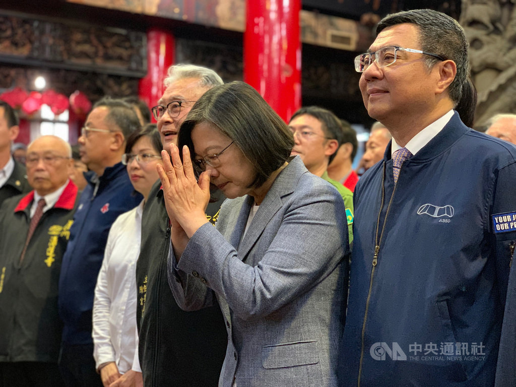 總統蔡英文(右2)與民進黨主席卓榮泰(右)25日前往新北市蘆洲湧蓮寺參香。中央社記者葉臻攝 109年1月25日