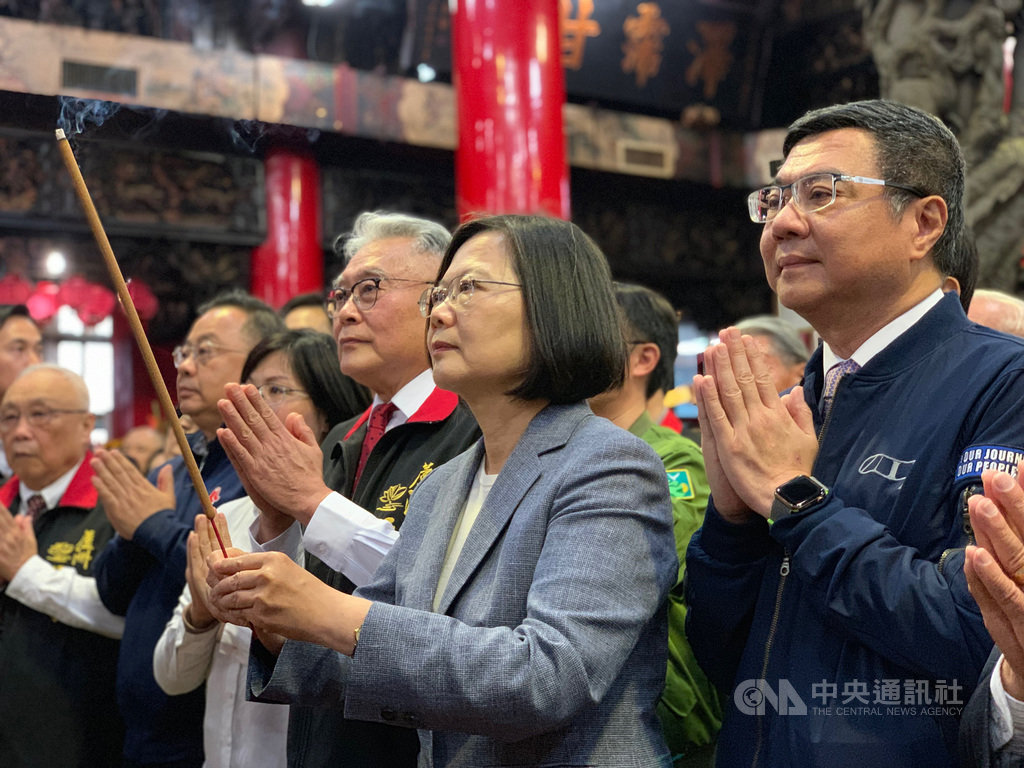 總統蔡英文(右2)與民進黨主席卓榮泰(右)25日前往新北市蘆洲湧蓮寺,並在湧蓮寺主委、前中國國民黨中央評議委員陳宏昌(右3)陪同下參香。中央社記者葉臻攝 109年1月25日