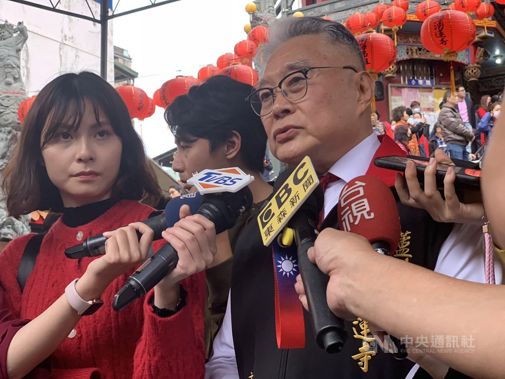 湧蓮寺主委、前中國國民黨中央評議委員陳宏昌(右)25日受訪表示,國民黨一向是一言堂,雖然自己被開除、不在黨內,但和國民黨還是有感情,所以還是希望國民黨能努力改革、勇敢站起來。中央社記者葉臻攝 109年1月25日