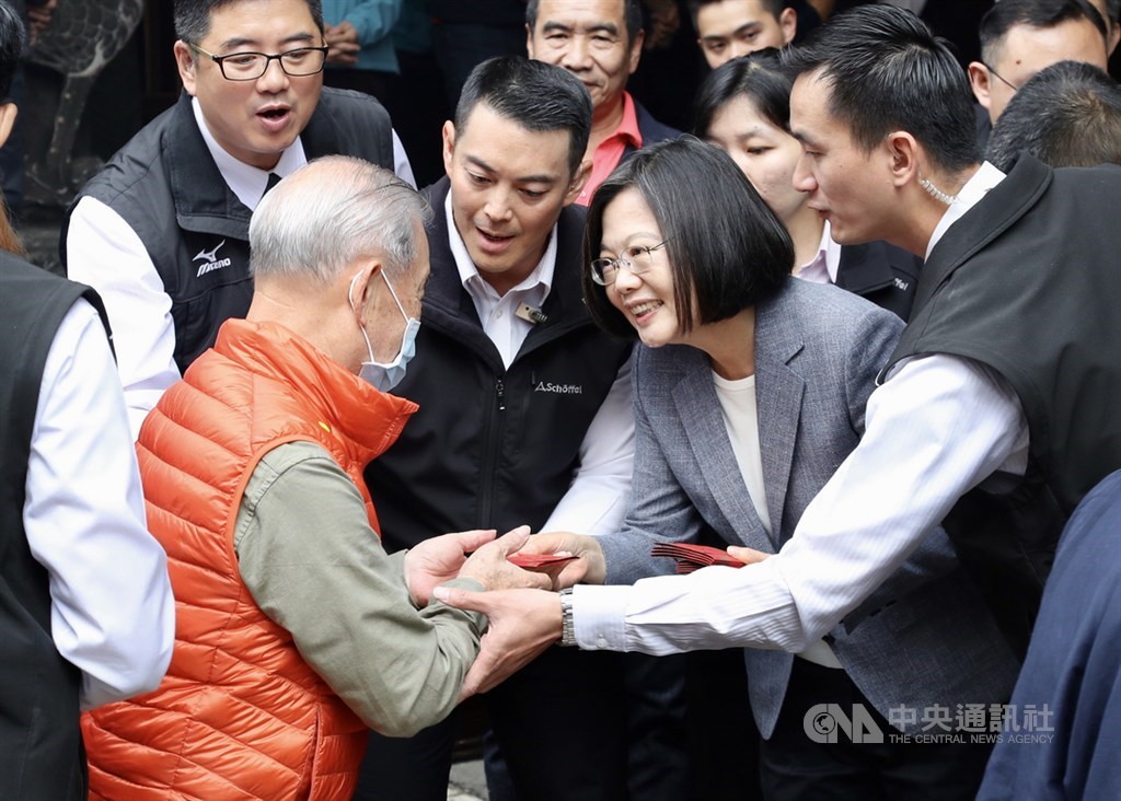 總統蔡英文(右2)25日大年初一到大龍峒保安宮發放福袋,民眾排隊跟蔡總統領福袋。中央社記者張皓安攝 109年1月25日