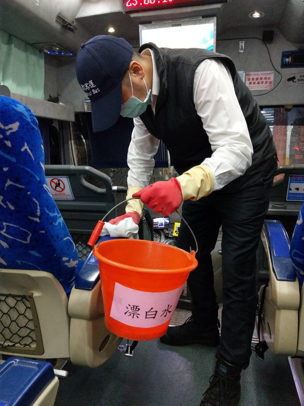 為防範武漢肺炎,交通部公路總局要求客運業者做好防疫準備,包括車輛及場站定時清潔消毒。(公路總局提供)