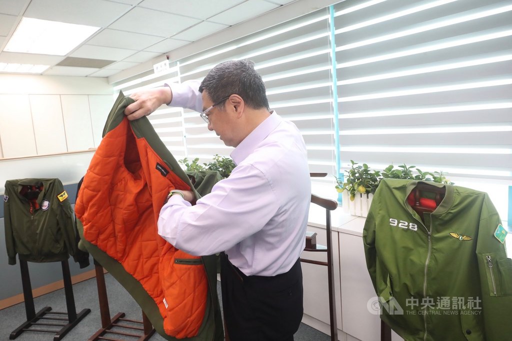民進黨主席卓榮泰(圖)偏好穿著飛行夾克,卓榮泰說,穿著飛行夾克比西裝外套方便活動,在一些正式場合穿著也不失禮。中央社記者吳家昇攝 109年1月25日