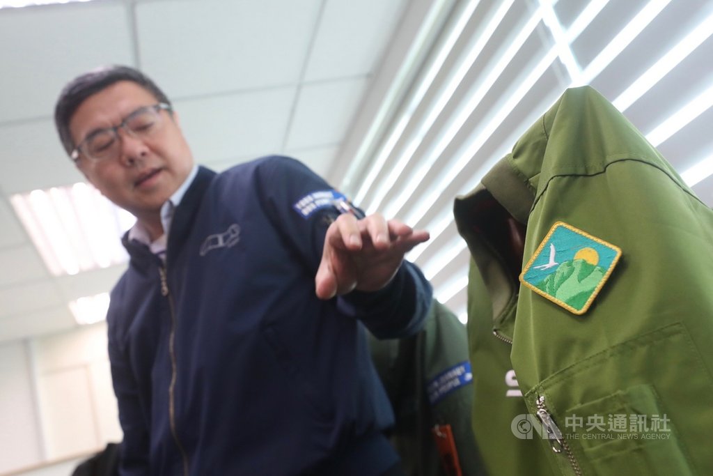 民進黨主席卓榮泰喜愛穿著飛行夾克,他說明夾克上的圖騰是一隻老鷹飛翔在玉山的天空。中央社記者吳家昇攝 109年1月25日