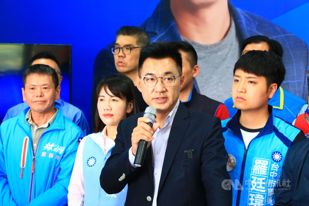 國民黨立法委員江啟臣(前)25日宣布參選黨主席,他表示,經過幾日的沉澱省思及走訪遍詢,相信國民黨要好,台灣才會更好,要有能相互制衡的兩黨政治,台灣民主才會進步。中央社記者蘇木春攝 109年1月25日