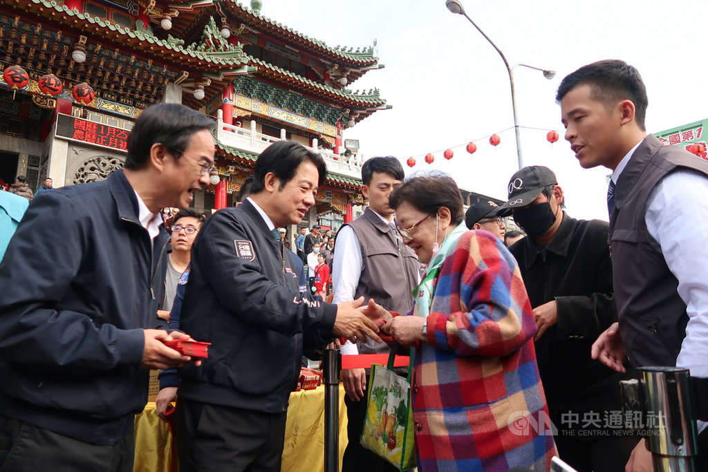 副總統當選人賴清德(前左2)25日在高雄市三鳳宮發放福袋,許多民眾一早就到三鳳宮走春祈福,並排隊領福袋。中央社記者王淑芬攝 109年1月25日