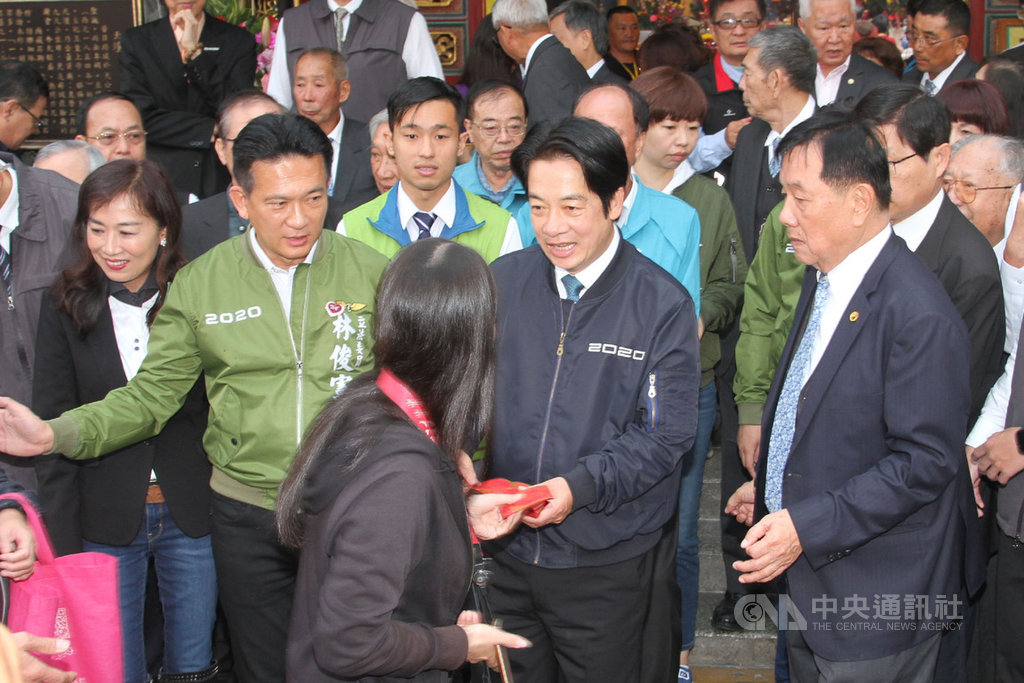 副總統當選人賴清德(前右2)25日上午到台南市中西區的台灣首廟天壇參香,並發放總統府福袋。中央社記者楊思瑞攝 109年1月25日