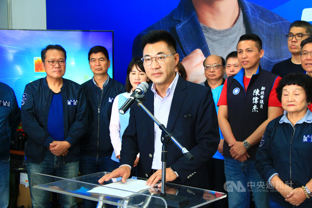 國民黨立法委員江啟臣(前)25日宣布參加黨主席補選,對於兩岸政策,他說,必須開放黨內同志,大家再一次共同的來討論,找出黨內最大的一個共識,也希望這個共識能跟台灣現在主流的民意結合。中央社記者蘇木春攝 109年1月25日