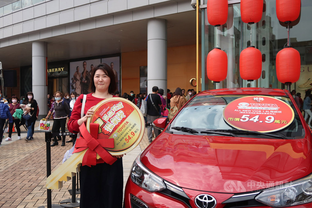 上班族黃珮綺25日花新台幣300元購買百貨公司福袋,她還在摸彩券上寫了「我要中大獎、中、中…」等字,果然幸運抽中汽車頭獎。中央社記者王淑芬攝 109年1月25日