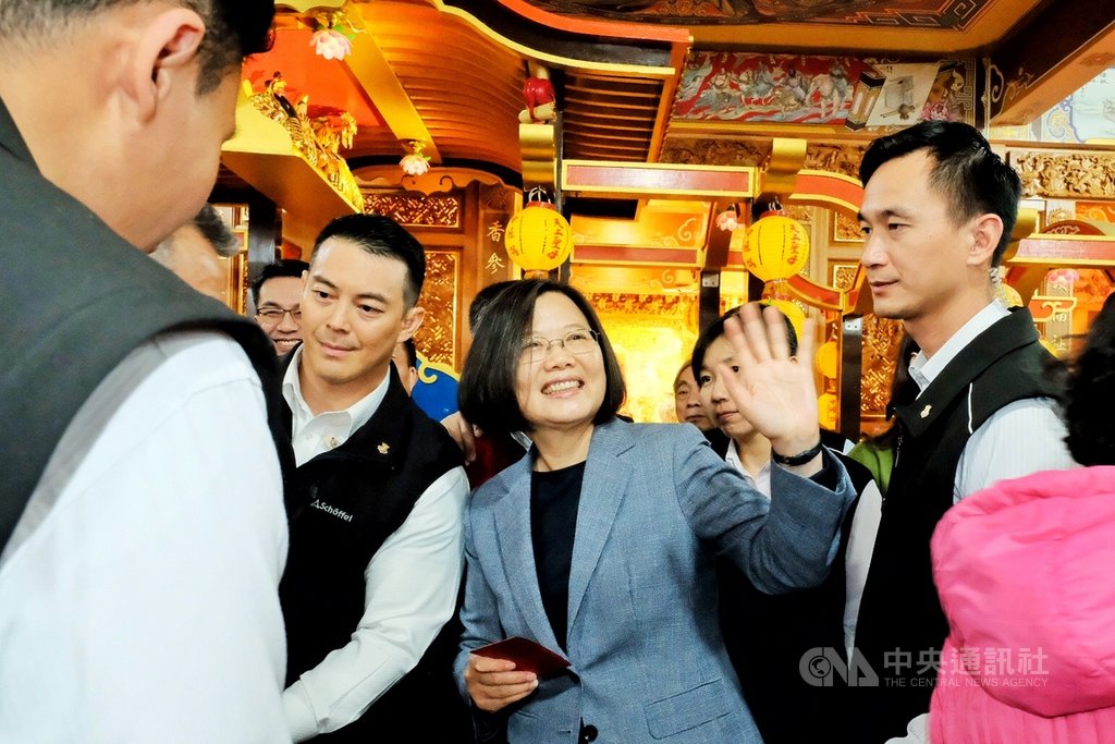 連任成功的總統蔡英文(中)25日下午到桃園市中壢區的仁海宮參香並發放福袋,吸引超過2000名民眾排隊索取,展現高人氣。中央社記者吳睿騏桃園攝 109年1月25日