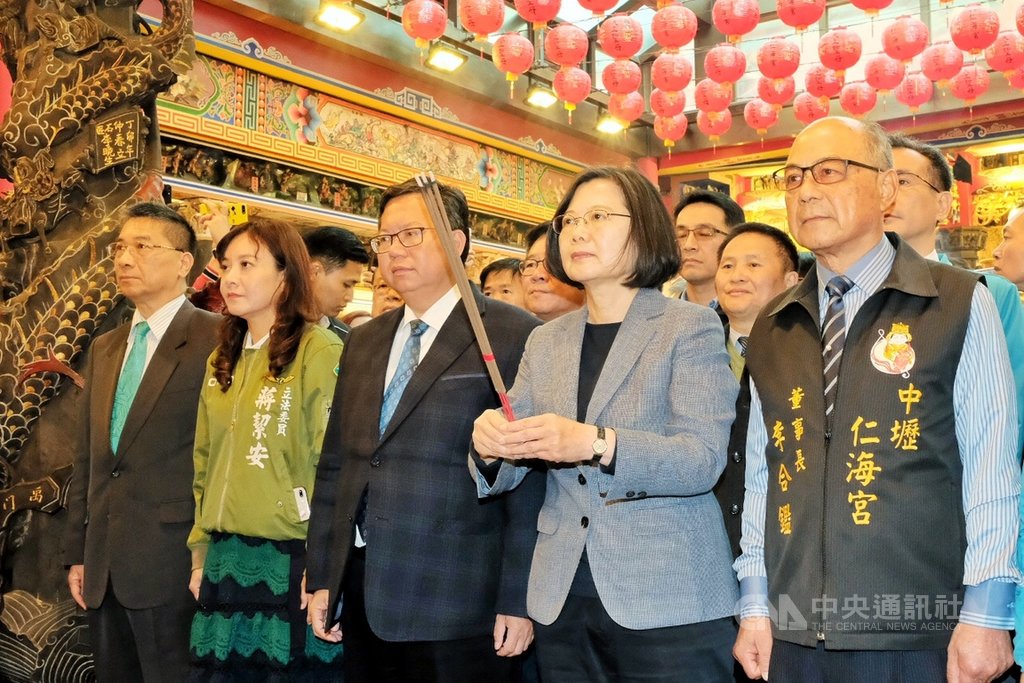 總統蔡英文(前排右2)在內政部長徐國勇(前排左1)及桃園市長鄭文燦(前排右3)的陪同下,到桃園市中壢區仁海宮參香,祈求神明庇佑台灣國運昌隆、台灣防範武漢肺炎順利成功。中央社記者吳睿騏桃園攝 109年1月25日
