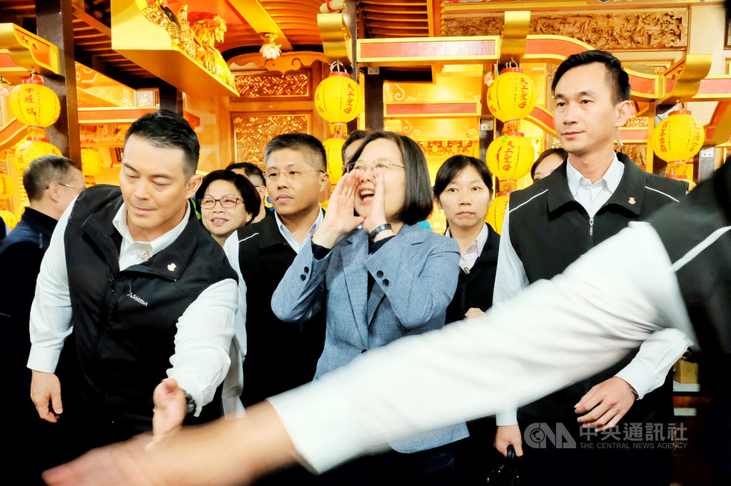 總統蔡英文(中)25日到桃園宮廟參香,面對許多支持者不斷高喊「總統好」,蔡總統一面放發福袋,一面也不忘回應民眾的熱情呼喚,頻頻轉向聲音來源處回應「大家新年快樂」。中央社記者吳睿騏桃園攝 109年1月25日