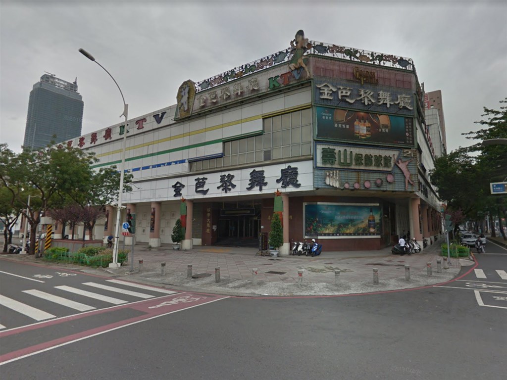 中央流行疫情指揮中心25日公布其中一名武漢肺炎確診者的接觸史,該個案曾於22日下午出入高雄市苓雅區金巴黎舞廳(店面招牌:金芭黎),且未配戴口罩。(圖取自Google地圖網頁google.com/maps)