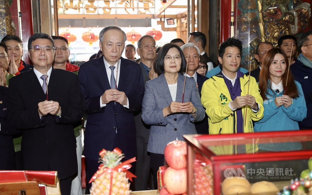 總統蔡英文(前左3)、民進黨主席卓榮泰(前左)25日大年初一到台北市覺修宮參拜祈福,祈求國泰民安。中央社記者張皓安攝 109年1月25日