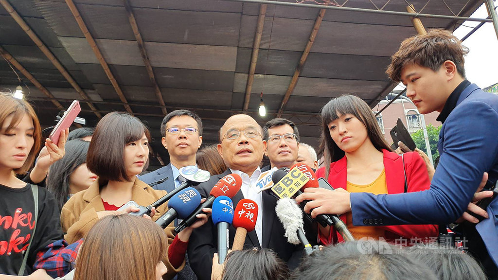 行政院長蘇貞昌(中)25日表示,自救才能救人,中國過去隱匿武漢肺炎疫情,控制不好才會讓疫情變的這麼嚴重,並在世界衛生組織(WHO)一再的排擠台灣,防疫無國界,看到的反而是中國的不理性和蠻橫。中央社記者葉臻攝 109年1月25日
