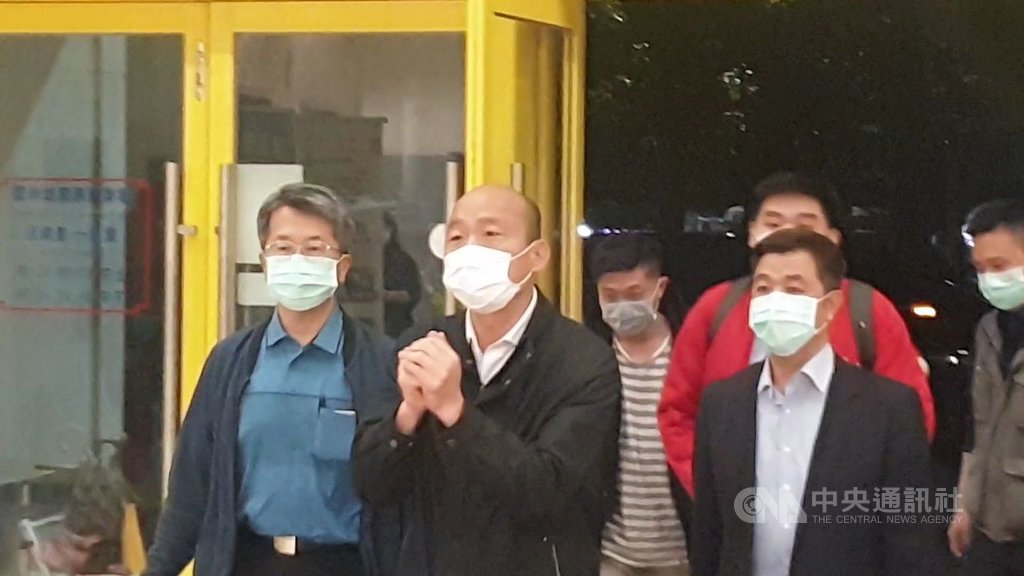 高雄市長韓國瑜(左2)25日晚上返回高雄市政府衛生局,主持因應武漢肺炎可能擴大的防疫會議。中央社記者王淑芬攝 109年1月25日