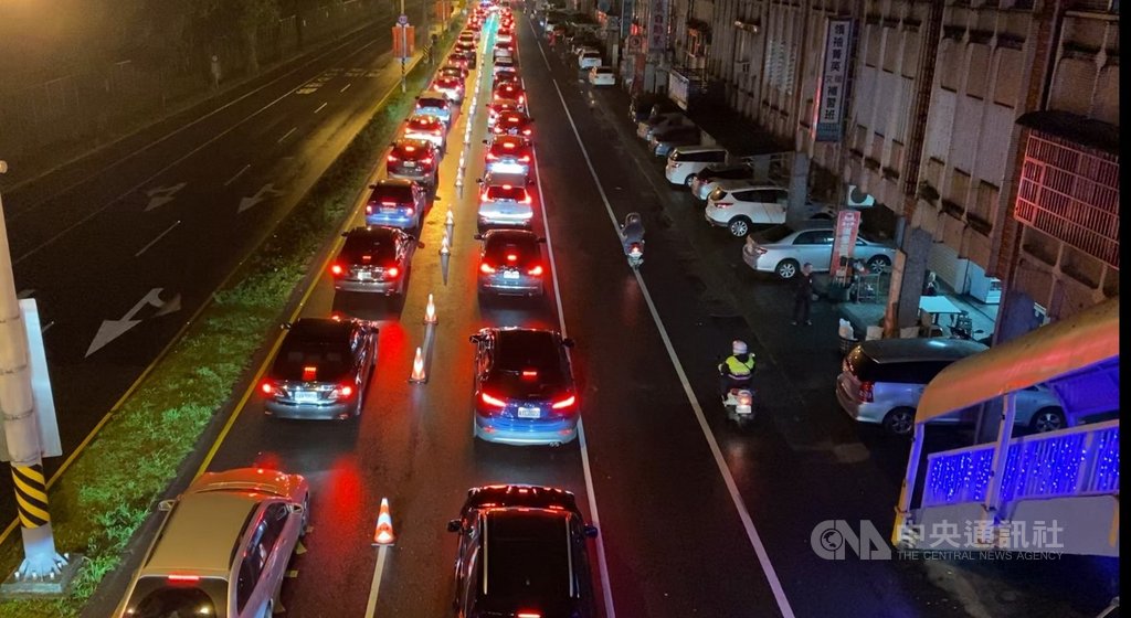 蘇花改全線通車後,大年初一首次面對連假車潮。交通部公路總局25日表示,蘇花改凌晨2時起就湧現車潮,蘇澳端入口處出現回堵車流,許多車輛排隊等待進入蘇花改路段。(警方提供)中央社記者沈如峰宜蘭縣傳真 109年1月25日