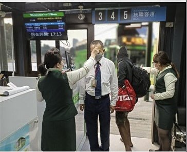 為防範武漢肺炎,交通部公路總局要求客運業者做好防疫準備,除了車輛及場站定時清潔消毒,駕駛員、服務人員也得每日量體溫並配戴口罩等。(公路總局提供)
