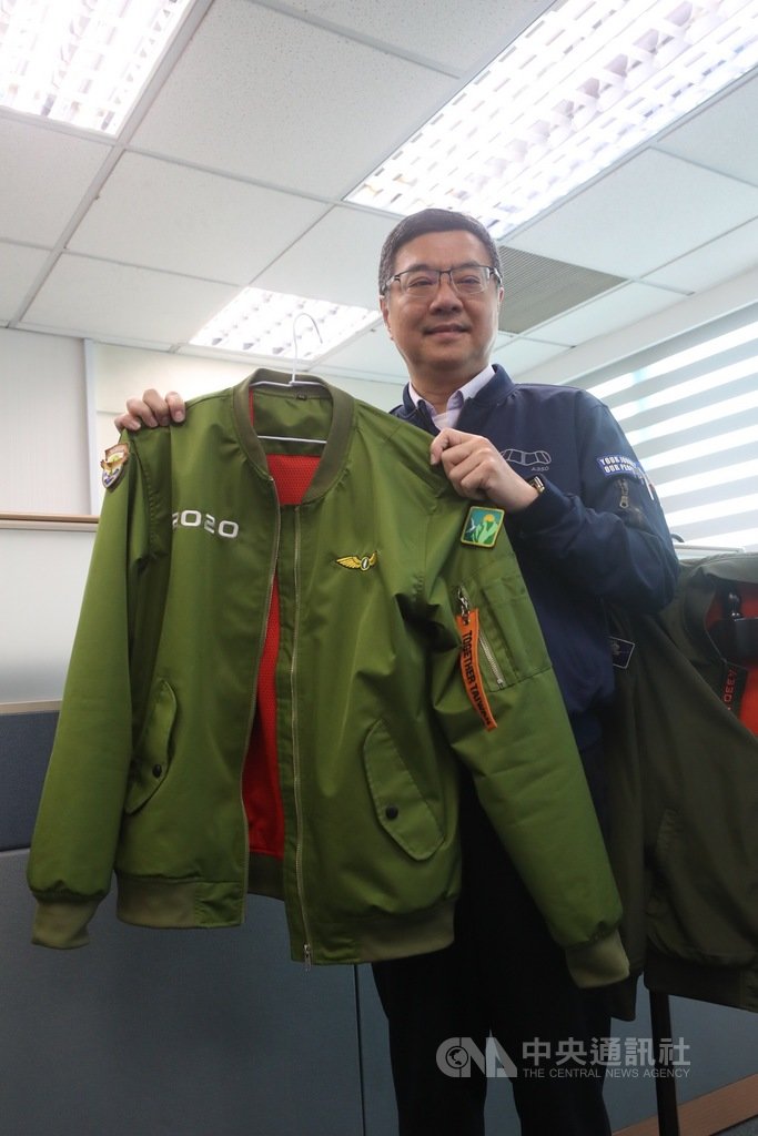 民進黨主席卓榮泰(圖)偏好穿著飛行夾克,他手上拿的是2020總統大選時期出的飛行夾克。中央社記者吳家昇攝 109年1月25日