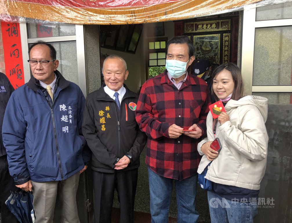 前總統馬英九(右2)26日年初二前往苗栗縣通霄鎮馬家庄祭祖並向宗親、民眾發放福卡,對於民眾要求合影來者不拒。中央社記者管瑞平攝 109年1月26日