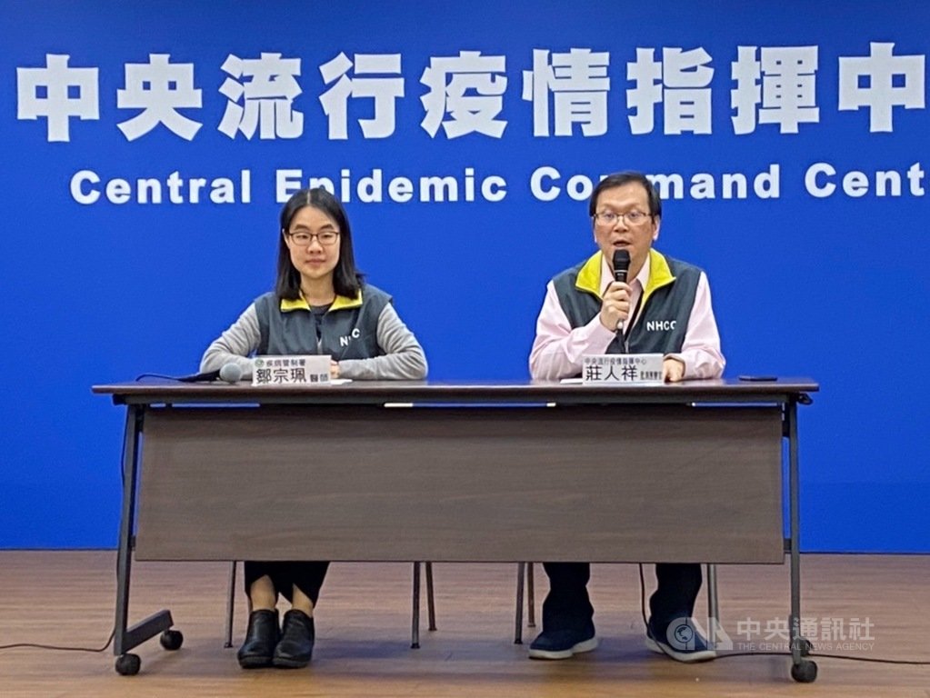武漢肺炎台灣境外移入病例達4例,疾管署副署長莊人祥(右)26日說,這名武漢肺炎確診病例是北部50多歲女性,也屬境外移入個案,有中國武漢旅遊史。中央社記者余曉涵攝 109年1月26日
