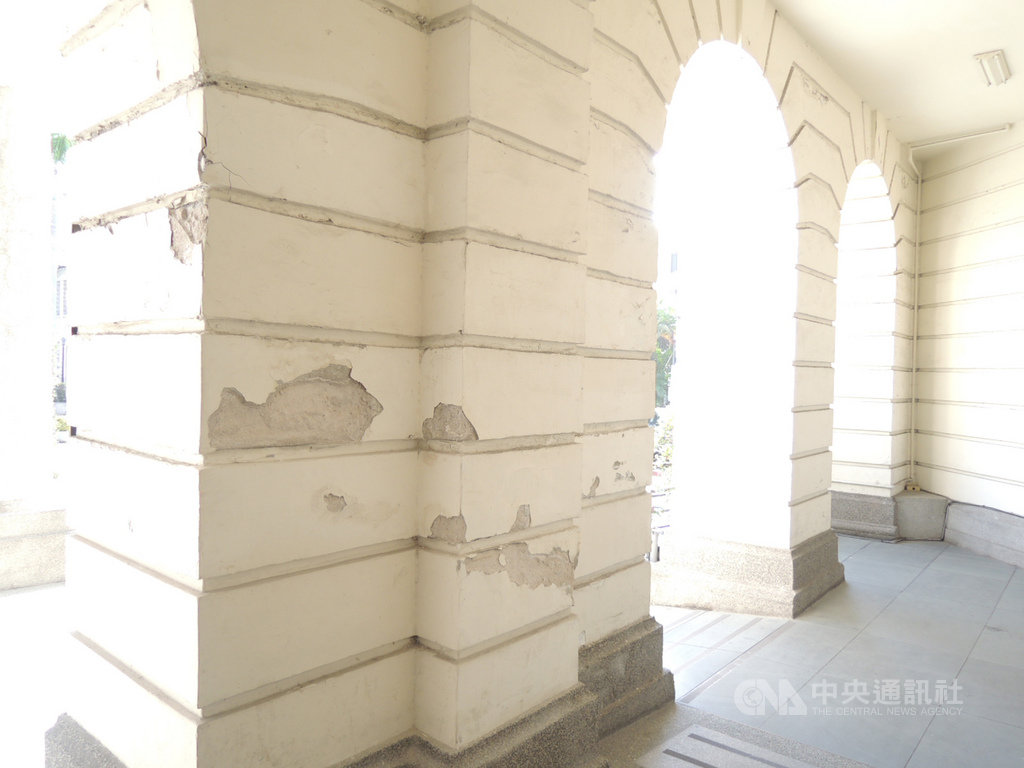 建於日治時間的台中州廳已有百年歷史,台中市政府正展開修復工程,圖為大門牆面已出現斑駁。中央社記者郝雪卿攝 109年1月26日