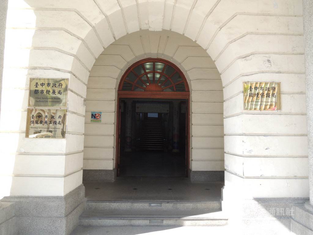 建於日治時期的台中州廳,已有百年歷史,目前由台中市政府展開修復工程,現在還有環保局與都發局在此辦公,部分地方人士希望修復後仍做為辦公使用。中央社記者郝雪卿攝 109年1月26日