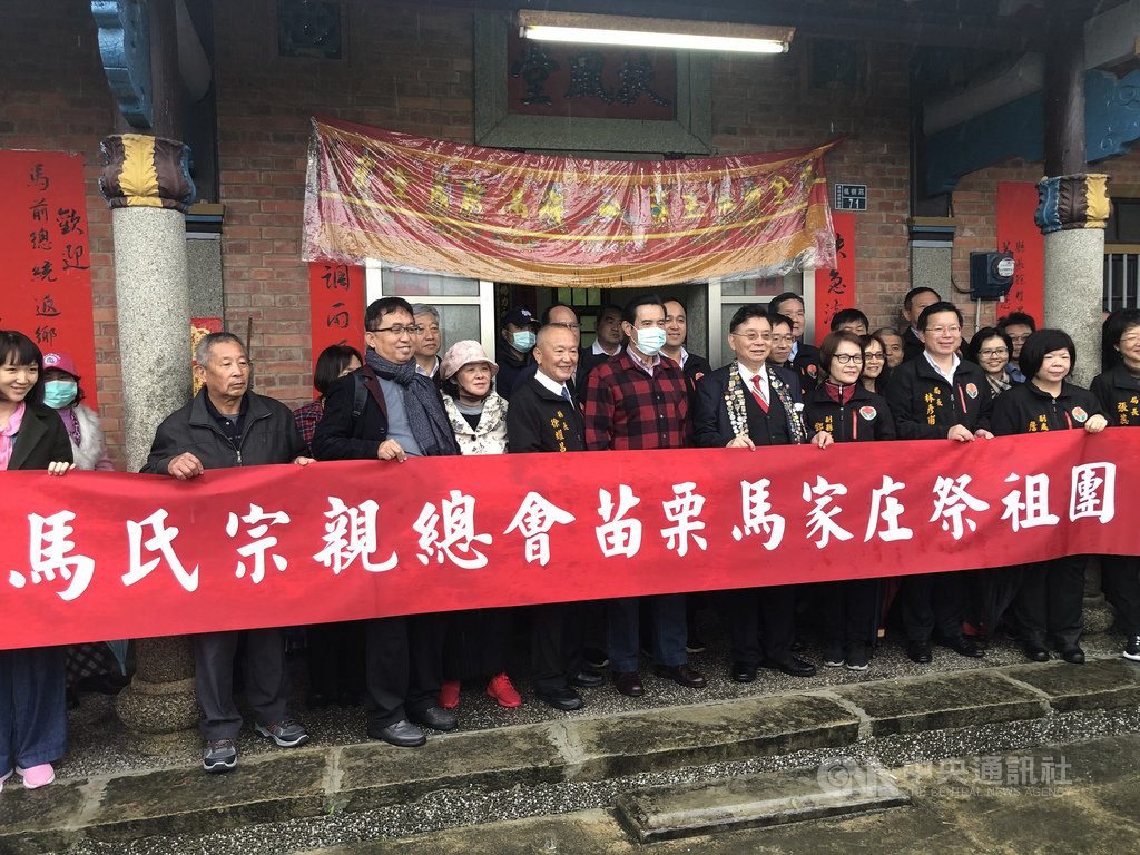 前總統馬英九(前中)26日年初二身穿紅格子襯衫前往苗栗縣通霄鎮馬家庄祭祖,全程戴口罩防疫。中央社記者管瑞平攝 109年1月26日