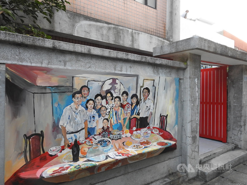 空軍三重一村在新北市政府妥善保存下,以「新北市眷村文化園區」存續,牆上彩繪描述昔日生活點滴,凸顯濃濃鄉愁。中央社記者王鴻國攝 109年1月26日