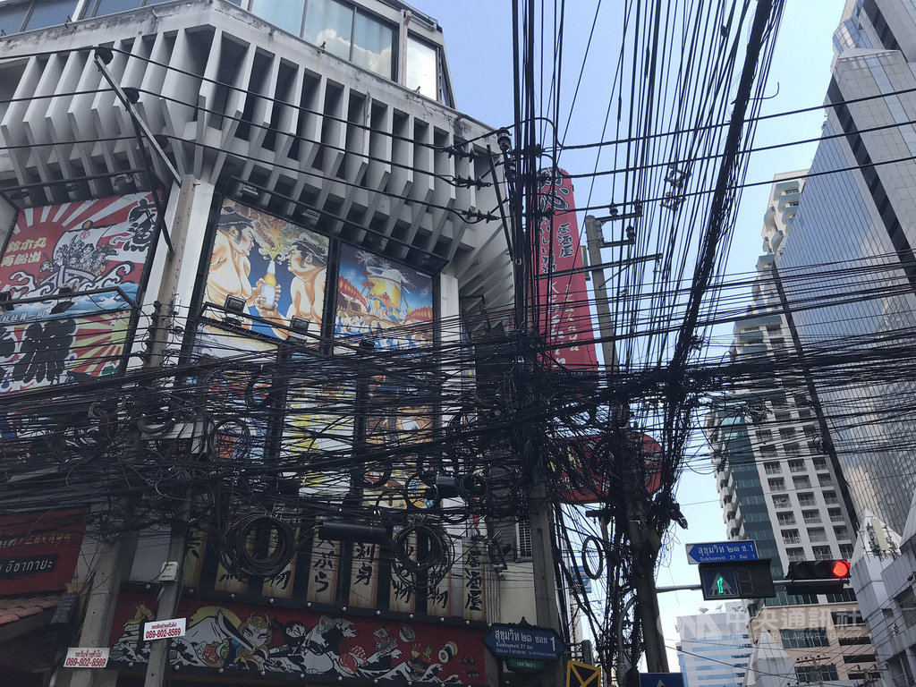 曼谷市路邊經常看到纏繞成一圈又一圈的電纜線,這些纜線多半是不同電信商的電話或是網路纜線,已經成為曼谷特有的都會景象。中央社記者呂欣憓曼谷攝 109年1月26日