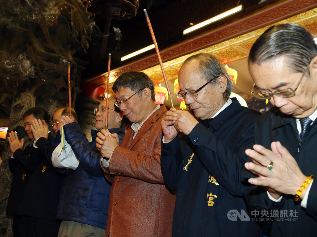 台北市長柯文哲(右3)大年初二到關渡宮參拜祈福,致詞時表示,希望媽祖保佑,讓台灣平安、順利,「到這個年紀就知道,平安就是福。」中央社記者郭日曉攝 109年1月26日
