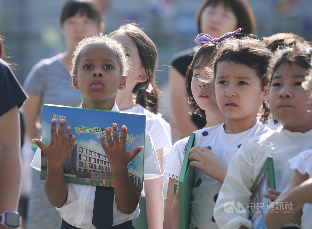 近年許多中國家長安排孩子寒暑前往外國的國際學校「微留學」,學習英語。有分析便說,學生放假時比上學還累。圖為北京芳草地國際學校學生。(中新社提供)中央社 109年1月26日